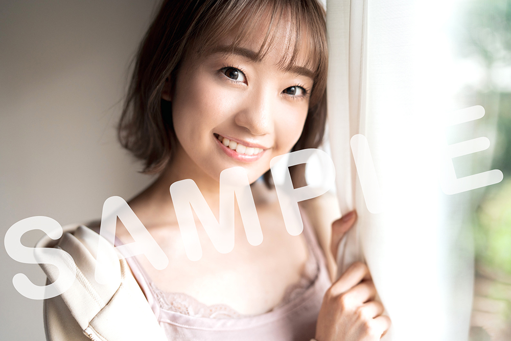 大橋彩香 声優デビュー10周年メモリアルブック『Sunflower』表紙＆店舗