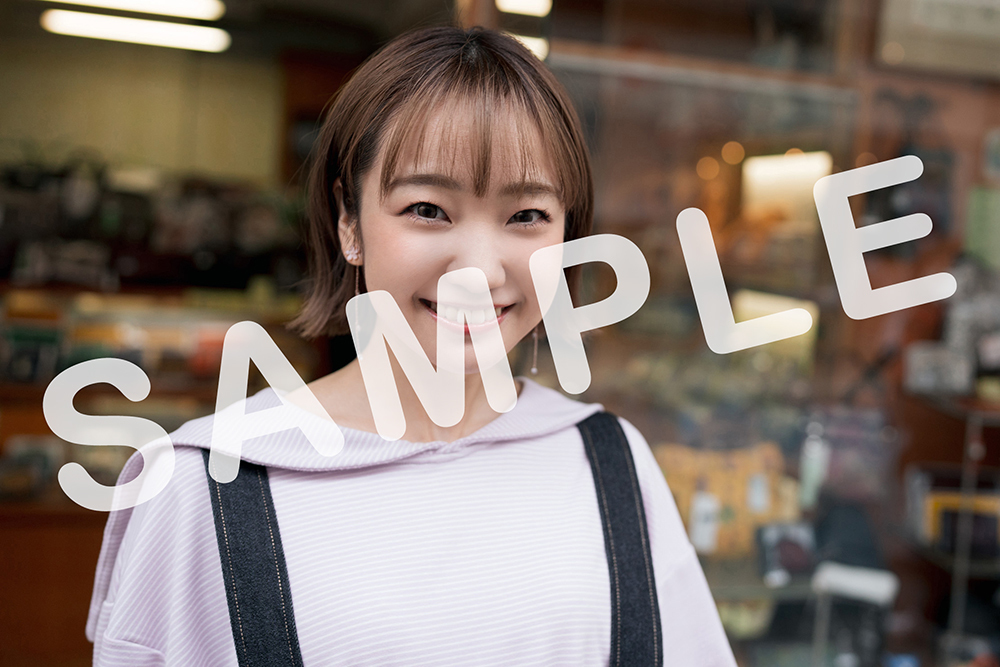 大橋彩香 声優デビュー10周年メモリアルブック『Sunflower』表紙＆店舗